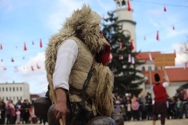 Elin Pelin, Bulgaristan - 11 Mart 2023: Bulgaristan 'ın Elin Pelin kentinde maskeli balo festivali. Kukeri adındaki maskeli insanlar dans ediyor ve kötü ruhları korkutmak için gösteri yapıyorlar..