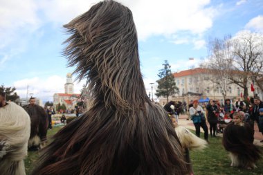 Elin Pelin, Bulgaristan - 11 Mart 2023: Bulgaristan 'ın Elin Pelin kentinde maskeli balo festivali. Kukeri adındaki maskeli insanlar dans ediyor ve kötü ruhları korkutmak için gösteri yapıyorlar..