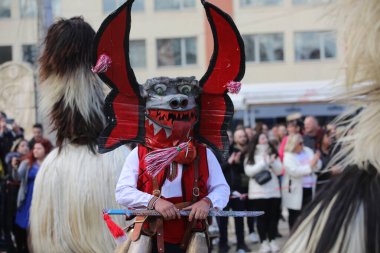 Elin Pelin, Bulgaristan - 11 Mart 2023: Bulgaristan 'ın Elin Pelin kentinde maskeli balo festivali. Kukeri adındaki maskeli insanlar dans ediyor ve kötü ruhları korkutmak için gösteri yapıyorlar..