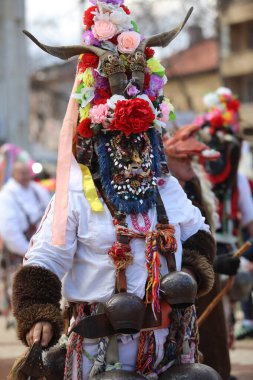 Elin Pelin, Bulgaristan - 11 Mart 2023: Bulgaristan 'ın Elin Pelin kentinde maskeli balo festivali. Kukeri adındaki maskeli insanlar dans ediyor ve kötü ruhları korkutmak için gösteri yapıyorlar..