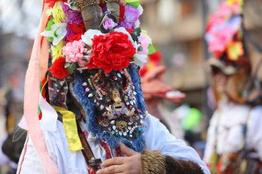 Elin Pelin, Bulgaristan - 11 Mart 2023: Bulgaristan 'ın Elin Pelin kentinde maskeli balo festivali. Kukeri adındaki maskeli insanlar dans ediyor ve kötü ruhları korkutmak için gösteri yapıyorlar..
