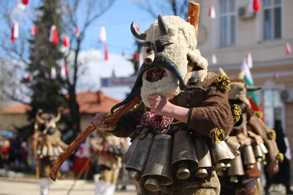 ブルガリアのエリン ペリン 2023年3月11日 ブルガリアのエリン ペリンで行われる仮面舞踏会 クケリ踊りと呼ばれる面を持つ人々と悪霊を怖がらせるために実行 — ストック写真