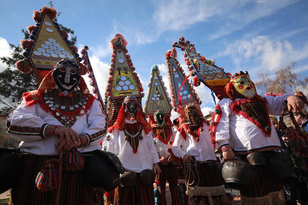 Элин Пелин, Болгария - 11 марта 2023: фестиваль "Маскарад" в Элин Пелин, Болгария. Люди в маске под названием Кукери танцуют и выступают, чтобы напугать злых духов..