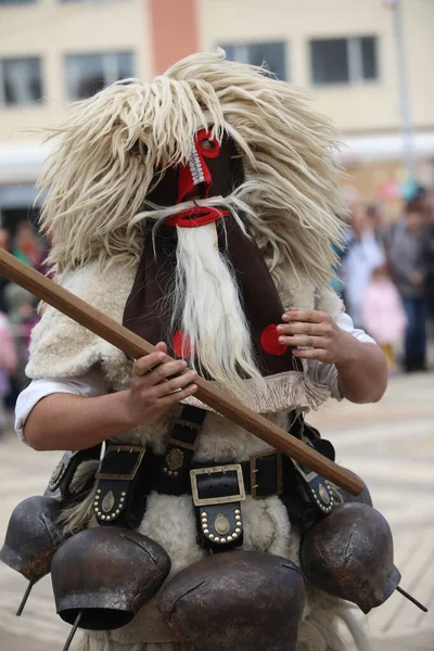 Elin Pelin, Bulgaristan - 11 Mart 2023: Bulgaristan 'ın Elin Pelin kentinde maskeli balo festivali. Kukeri adındaki maskeli insanlar dans ediyor ve kötü ruhları korkutmak için gösteri yapıyorlar..