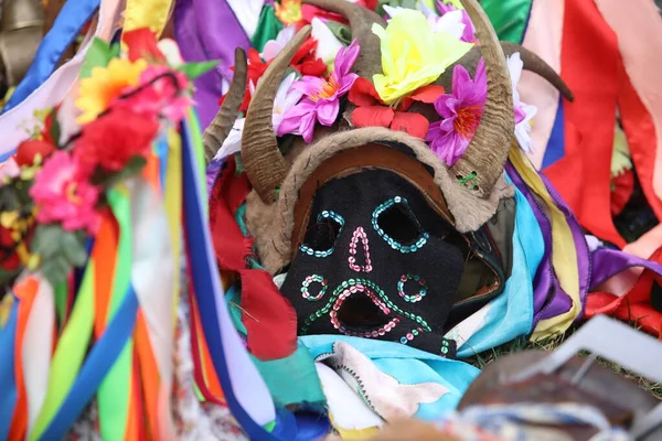 Elin Pelin, Bulgaristan - 11 Mart 2023: Bulgaristan 'ın Elin Pelin kentinde maskeli balo festivali. Kukeri adındaki maskeli insanlar dans ediyor ve kötü ruhları korkutmak için gösteri yapıyorlar..