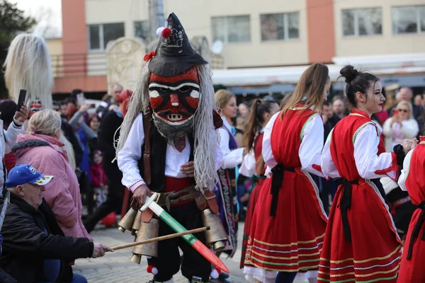 ブルガリアのエリン ペリン 2023年3月11日 ブルガリアのエリン ペリンで行われる仮面舞踏会 クケリ踊りと呼ばれる面を持つ人々と悪霊を怖がらせるために実行 — ストック写真