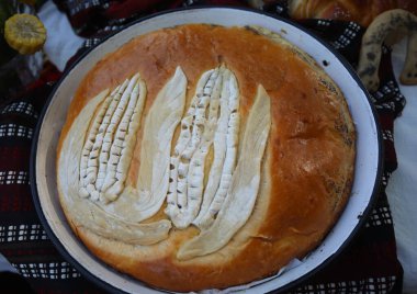 Taze pişmiş ev yapımı ekmek. Lezzetli ev yapımı fırın ürünlerinin görüntüsü.