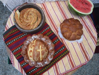 Taze pişmiş ev yapımı ekmek. Lezzetli ev yapımı fırın ürünlerinin görüntüsü.