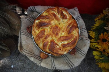 Taze pişmiş ev yapımı ekmek. Lezzetli ev yapımı fırın ürünlerinin görüntüsü.