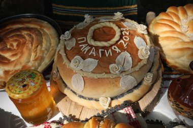 Taze pişmiş ev yapımı ekmek. Lezzetli ev yapımı fırın ürünlerinin görüntüsü.