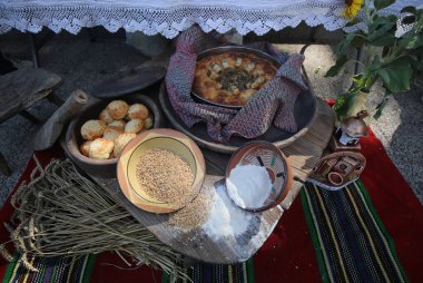 Taze pişmiş ev yapımı ekmek. Lezzetli ev yapımı fırın ürünlerinin görüntüsü.