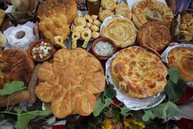 Taze pişmiş ev yapımı ekmek. Lezzetli ev yapımı fırın ürünlerinin görüntüsü.