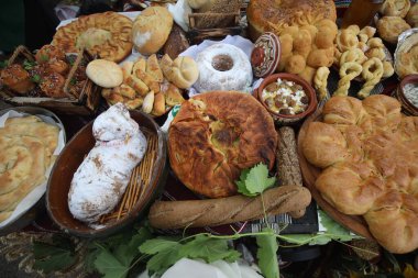 Taze pişmiş ev yapımı ekmek. Lezzetli ev yapımı fırın ürünlerinin görüntüsü.