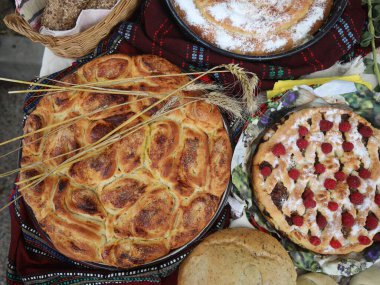 Taze pişmiş ev yapımı ekmek. Lezzetli ev yapımı fırın ürünlerinin görüntüsü.
