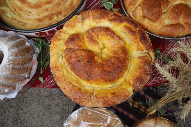 Taze pişmiş ev yapımı ekmek. Lezzetli ev yapımı fırın ürünlerinin görüntüsü.