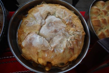 Taze pişmiş ev yapımı ekmek. Lezzetli ev yapımı fırın ürünlerinin görüntüsü.