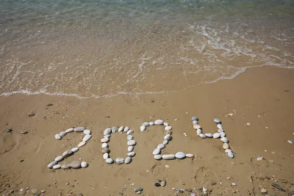 Yeni Yıl 2024 Plajda Dalgalar Açık Mavi Denizle Yazılar Deniz — Stok fotoğraf