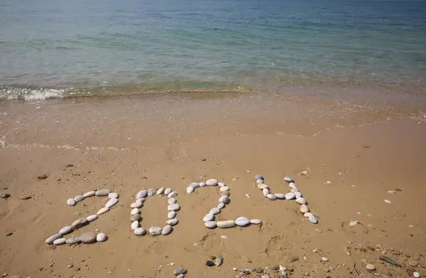 Yeni Yıl 2024 Plajda Dalgalar Açık Mavi Denizle Yazılar Deniz — Stok fotoğraf