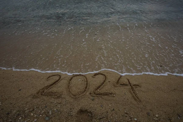 Nouvel 2024 Lettrage Sur Plage Avec Vague Mer Bleue Claire — Photo