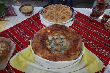 Taze pişmiş ev yapımı ekmek. Lezzetli ev yapımı fırın ürünlerinin görüntüsü.