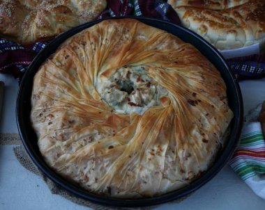 Taze pişmiş ev yapımı ekmek. Lezzetli ev yapımı fırın ürünlerinin görüntüsü.