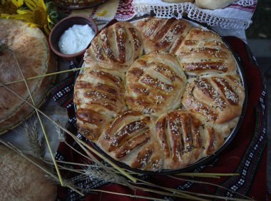 Taze pişmiş ev yapımı ekmek. Lezzetli ev yapımı fırın ürünlerinin görüntüsü.