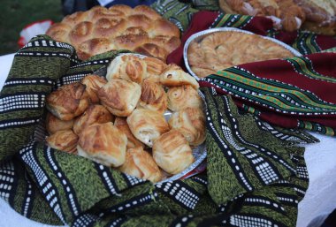 Taze pişmiş ev yapımı ekmek. Lezzetli ev yapımı fırın ürünlerinin görüntüsü.
