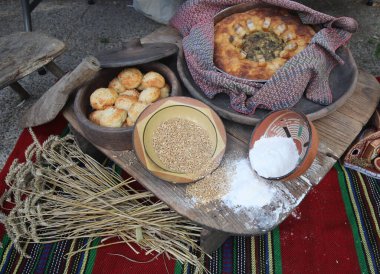 Taze pişmiş ev yapımı ekmek. Lezzetli ev yapımı fırın ürünlerinin görüntüsü.