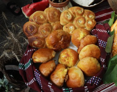 Taze pişmiş ev yapımı ekmek. Lezzetli ev yapımı fırın ürünlerinin görüntüsü.