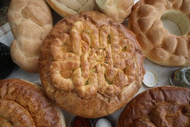 Taze pişmiş ev yapımı ekmek. Lezzetli ev yapımı fırın ürünlerinin görüntüsü.