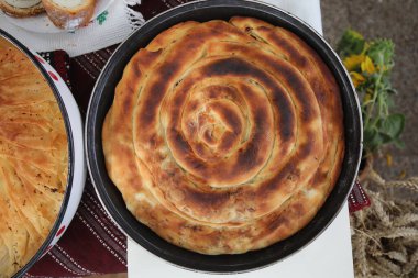 Taze pişmiş ev yapımı ekmek. Lezzetli ev yapımı fırın ürünlerinin görüntüsü.