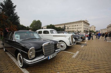 Sofya, Bulgaristan - 17 Eylül 2023: Bulgaristan 'ın başkenti Sofya' da sonbahar retro otomobil salonu