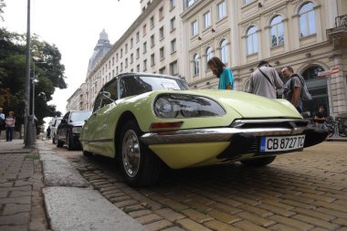 Sofya, Bulgaristan - 17 Eylül 2023: Bulgaristan 'ın başkenti Sofya' da sonbahar retro otomobil salonu