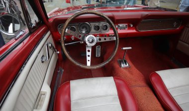 Sofya, Bulgaristan - 17 Eylül 2023: Bulgaristan 'ın başkenti Sofya' da sonbahar retro otomobil salonu