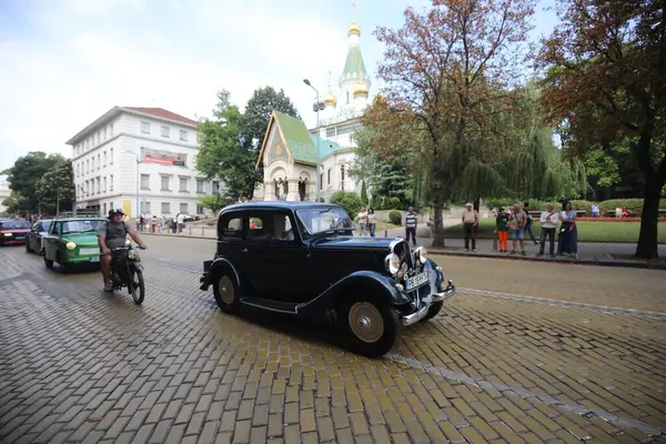 Sofya, Bulgaristan - 17 Eylül 2023: Bulgaristan 'ın başkenti Sofya' da sonbahar retro otomobil salonu