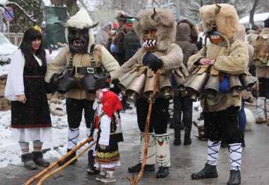 Breznik, Bulgaristan - 20 Ocak 2024: Bulgaristan 'ın Breznik kentinde düzenlenen Maskeli Balo Festivali' nde geleneksel Kukeri kostümlü tanımlanamayan kişiler görülüyor.
