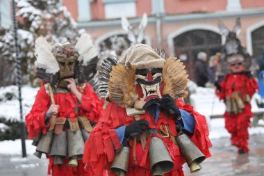 Breznik, Bulgaristan - 20 Ocak 2024: Bulgaristan 'ın Breznik kentinde düzenlenen Maskeli Balo Festivali' nde geleneksel Kukeri kostümlü tanımlanamayan kişiler görülüyor.