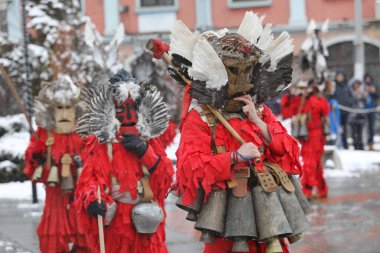 Breznik, Bulgaristan - 20 Ocak 2024: Bulgaristan 'ın Breznik kentinde düzenlenen Maskeli Balo Festivali' nde geleneksel Kukeri kostümlü tanımlanamayan kişiler görülüyor.