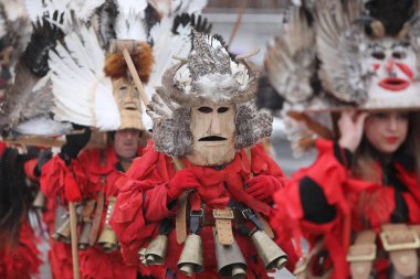 Breznik, Bulgaristan - 20 Ocak 2024: Bulgaristan 'ın Breznik kentinde düzenlenen Maskeli Balo Festivali' nde geleneksel Kukeri kostümlü tanımlanamayan kişiler görülüyor.