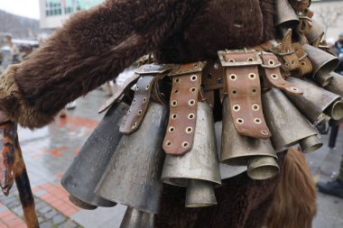 Breznik, Bulgaristan - 20 Ocak 2024: Bulgaristan 'ın Breznik kentinde düzenlenen Maskeli Balo Festivali' nde geleneksel Kukeri kostümlü tanımlanamayan kişiler görülüyor.