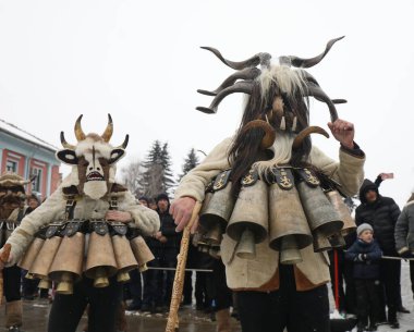 Breznik, Bulgaristan - 20 Ocak 2024: Bulgaristan 'ın Breznik kentinde düzenlenen Maskeli Balo Festivali' nde geleneksel Kukeri kostümlü tanımlanamayan kişiler görülüyor.