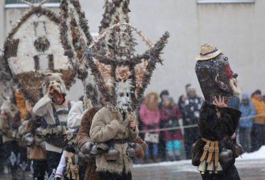 Breznik, Bulgaristan - 20 Ocak 2024: Bulgaristan 'ın Breznik kentinde düzenlenen Maskeli Balo Festivali' nde geleneksel Kukeri kostümlü tanımlanamayan kişiler görülüyor.