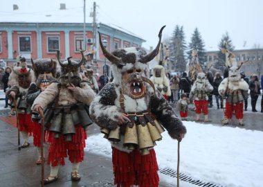 Breznik, Bulgaristan - 20 Ocak 2024: Bulgaristan 'ın Breznik kentinde düzenlenen Maskeli Balo Festivali' nde geleneksel Kukeri kostümlü tanımlanamayan kişiler görülüyor.