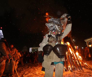 Breznik, Bulgaristan - 20 Ocak 2024: Bulgaristan 'ın Breznik kentinde düzenlenen Maskeli Balo Festivali' nde geleneksel Kukeri kostümlü tanımlanamayan kişiler görülüyor.