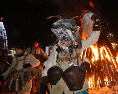 Breznik, Bulgaristan - 20 Ocak 2024: Bulgaristan 'ın Breznik kentinde düzenlenen Maskeli Balo Festivali' nde geleneksel Kukeri kostümlü tanımlanamayan kişiler görülüyor.