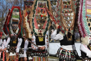 Pernik, Bulgaristan - 26 Ocak 2024: Bulgaristan 'ın Pernik kentinde düzenlenen uluslararası maskeli balo festivali Surva. Kukeri adındaki maskeli insanlar dans ediyor ve kötü ruhları korkutmak için gösteri yapıyorlar..