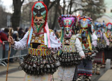 Pernik, Bulgaristan - 27 Ocak 2024: 30. Uluslararası Maskeli Balo Festivali Surva, Bulgaristan. Kukeri adındaki maskeli insanlar dans ediyor ve kötü ruhları korkutmak için gösteri yapıyorlar..