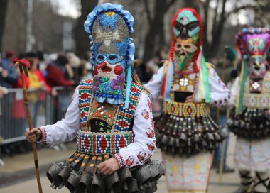 Pernik, Bulgaristan - 27 Ocak 2024: 30. Uluslararası Maskeli Balo Festivali Surva, Bulgaristan. Kukeri adındaki maskeli insanlar dans ediyor ve kötü ruhları korkutmak için gösteri yapıyorlar..