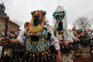 Pernik, Bulgaristan - 27 Ocak 2024: 30. Uluslararası Maskeli Balo Festivali Surva, Bulgaristan. Kukeri adındaki maskeli insanlar dans ediyor ve kötü ruhları korkutmak için gösteri yapıyorlar..