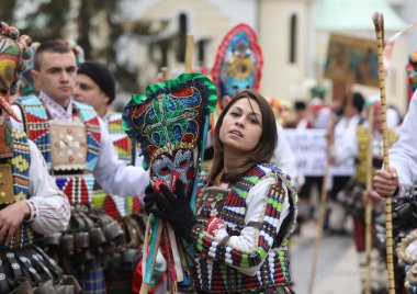 Pernik, Bulgaristan - 27 Ocak 2024: 30. Uluslararası Maskeli Balo Festivali Surva, Bulgaristan. Kukeri adındaki maskeli insanlar dans ediyor ve kötü ruhları korkutmak için gösteri yapıyorlar..